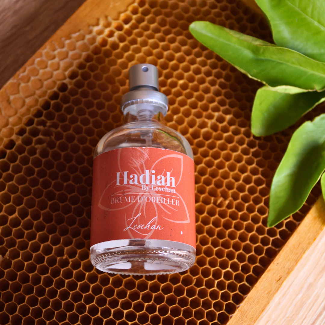 bougie parfumée artisanale
huile de massage naturelle
parfum d’ambiance maison
brume d’oreiller relaxante
sels de bain naturels
produits bien-être artisanaux
idée cadeau bien-être
coffret détente
senteur naturelle
fabrication locale française