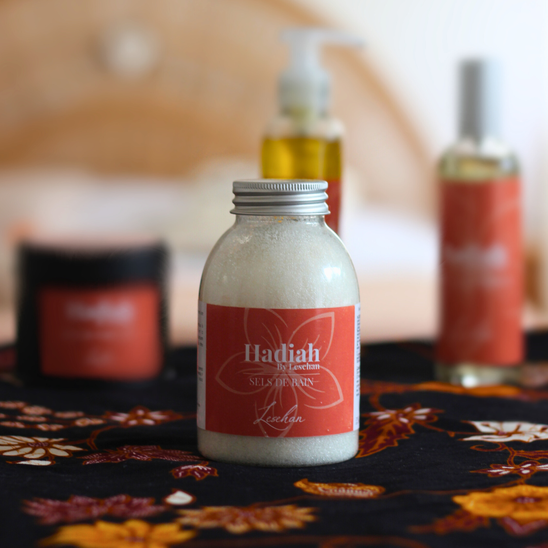 bougie parfumée artisanale
huile de massage naturelle
parfum d’ambiance maison
brume d’oreiller relaxante
sels de bain naturels
produits bien-être artisanaux
idée cadeau bien-être
coffret détente
senteur naturelle
fabrication locale française